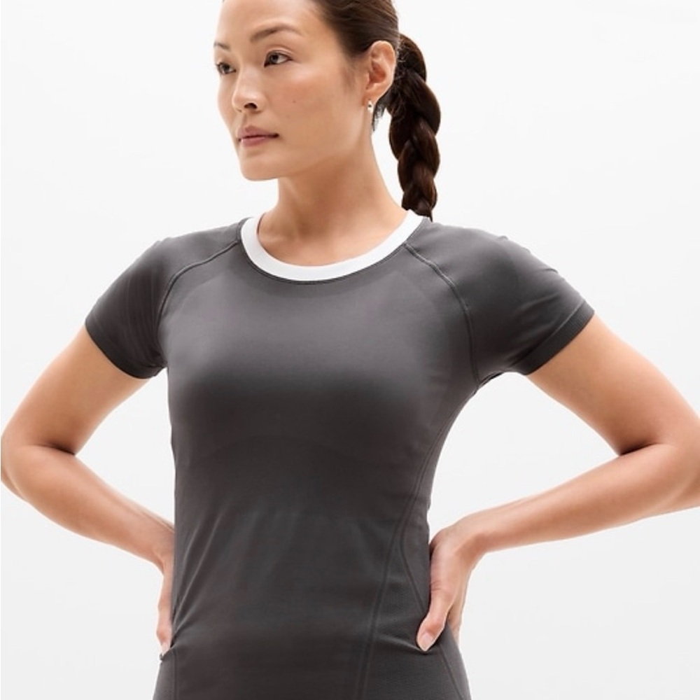 NWT Athleta Short Sleeve Momentum Seamless Tee Shadow Grey/White Size Medium